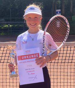 Ella Eder spielt sich erfolgreich ins U10 KAT1 Masters und darf zur Rafael Nadal Academy nach Mallorca